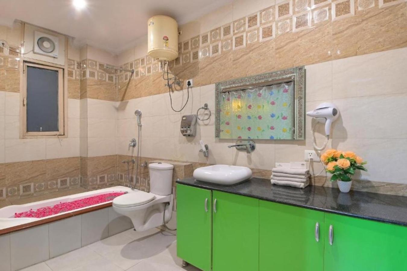 Hotel Castle Blue New Delhi Near Igi Airport Zewnętrze zdjęcie