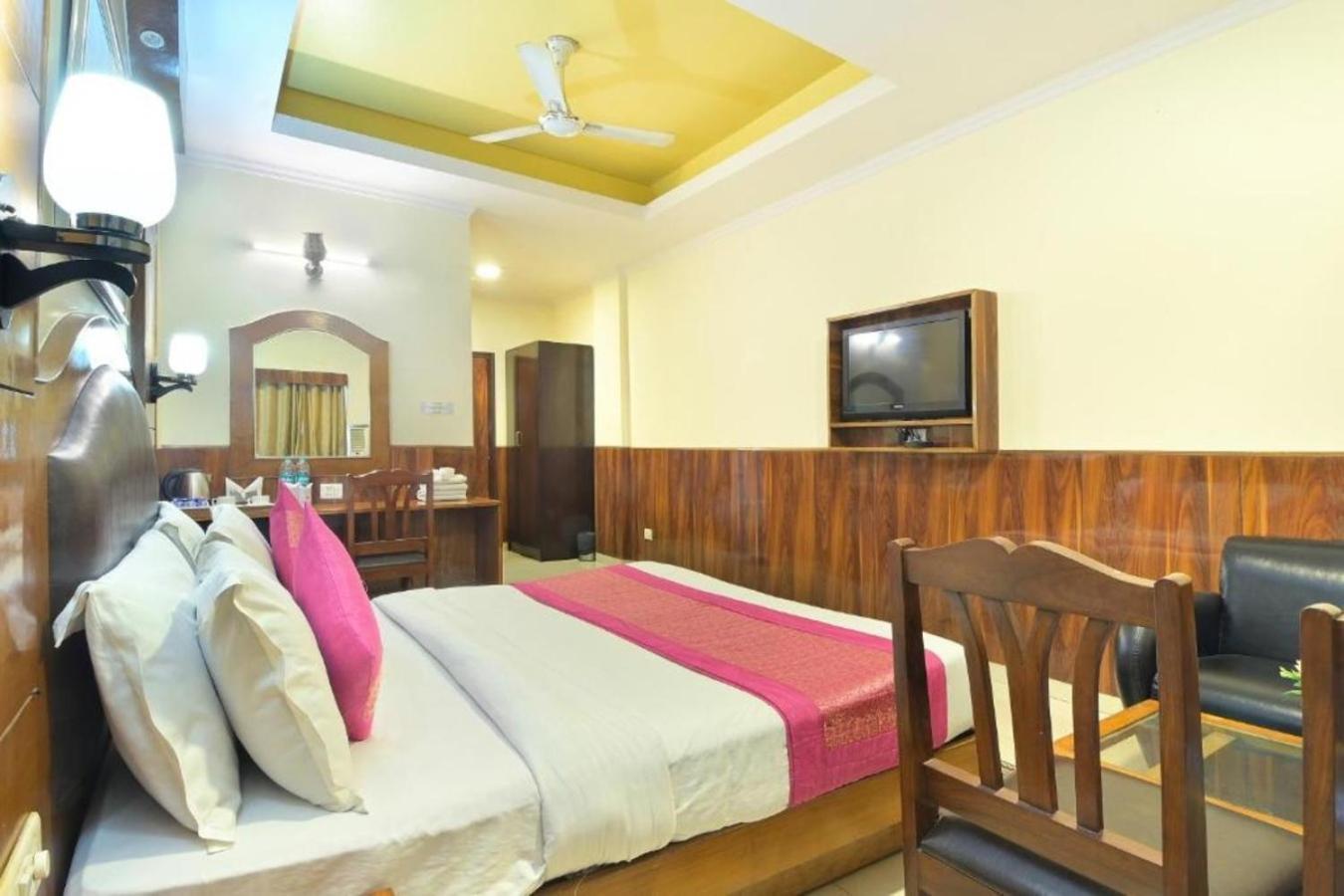 Hotel Castle Blue New Delhi Near Igi Airport Zewnętrze zdjęcie