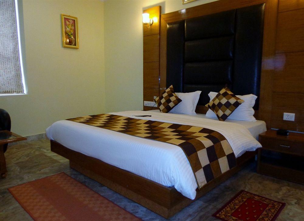 Hotel Castle Blue New Delhi Near Igi Airport Zewnętrze zdjęcie