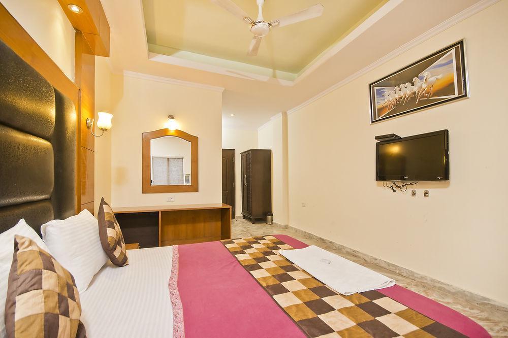 Hotel Castle Blue New Delhi Near Igi Airport Zewnętrze zdjęcie