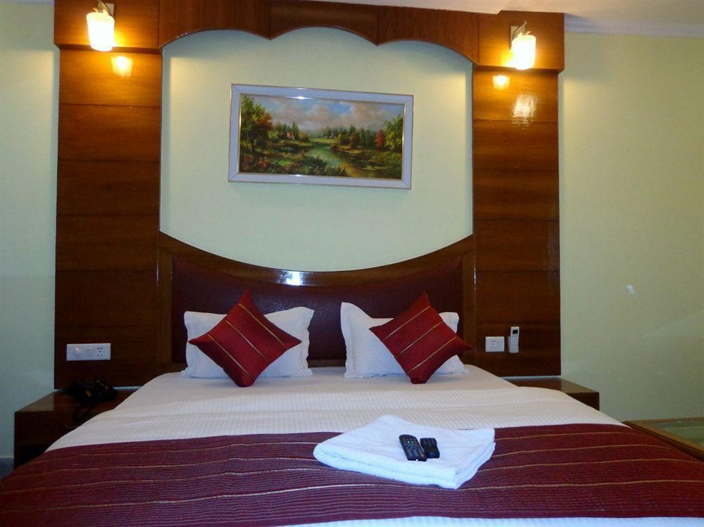 Hotel Castle Blue New Delhi Near Igi Airport Zewnętrze zdjęcie
