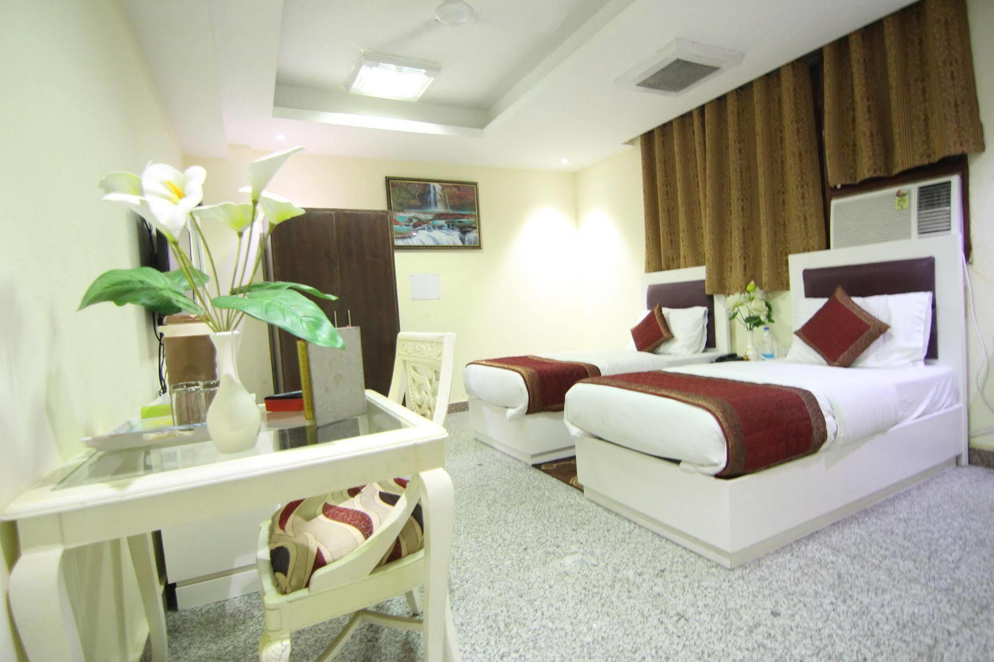 Hotel Castle Blue New Delhi Near Igi Airport Zewnętrze zdjęcie