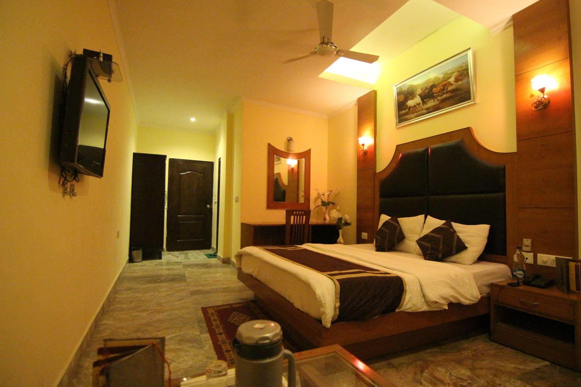 Hotel Castle Blue New Delhi Near Igi Airport Zewnętrze zdjęcie